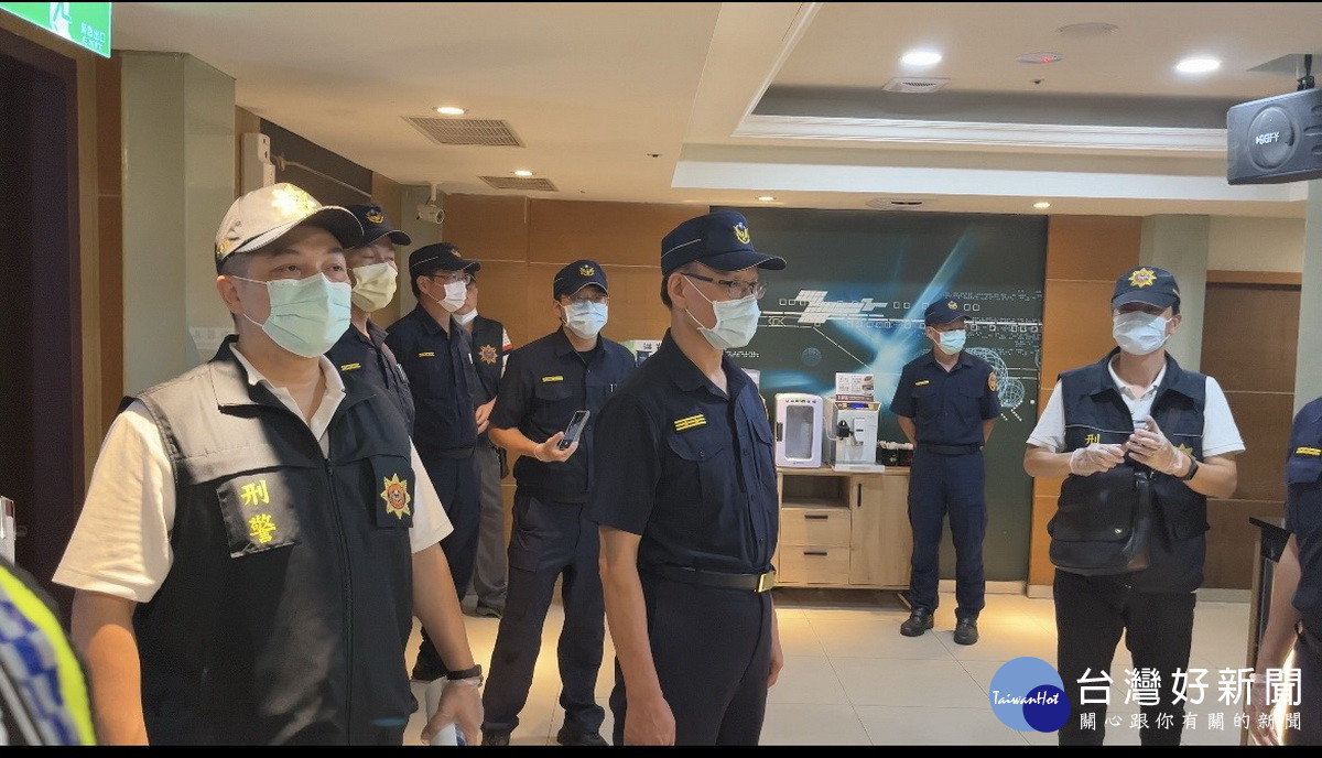 黃局長率隊視察執勤。(縣警局提供)