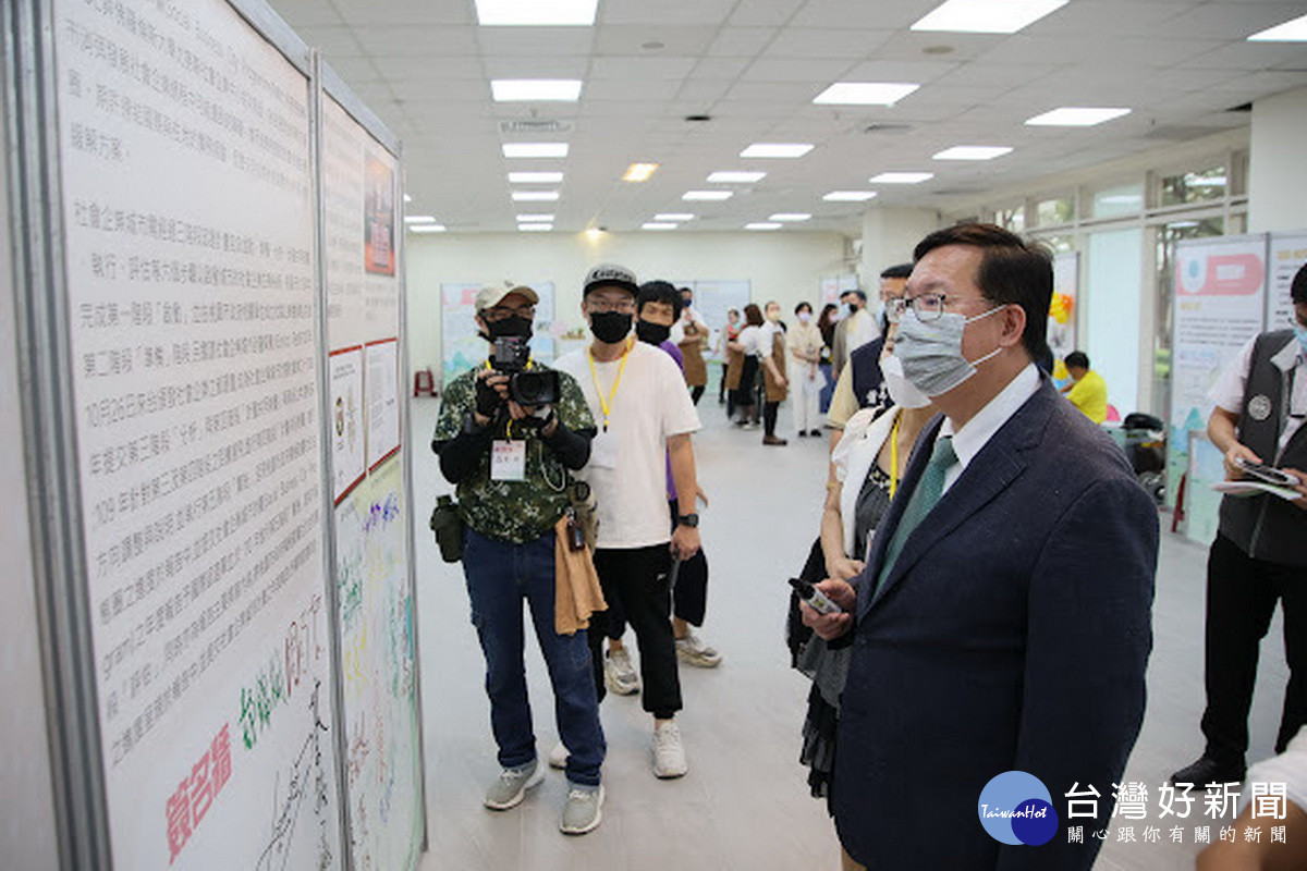 桃園市取得國際社會企業城市認證,桃園市長鄭文燦與會簽名。