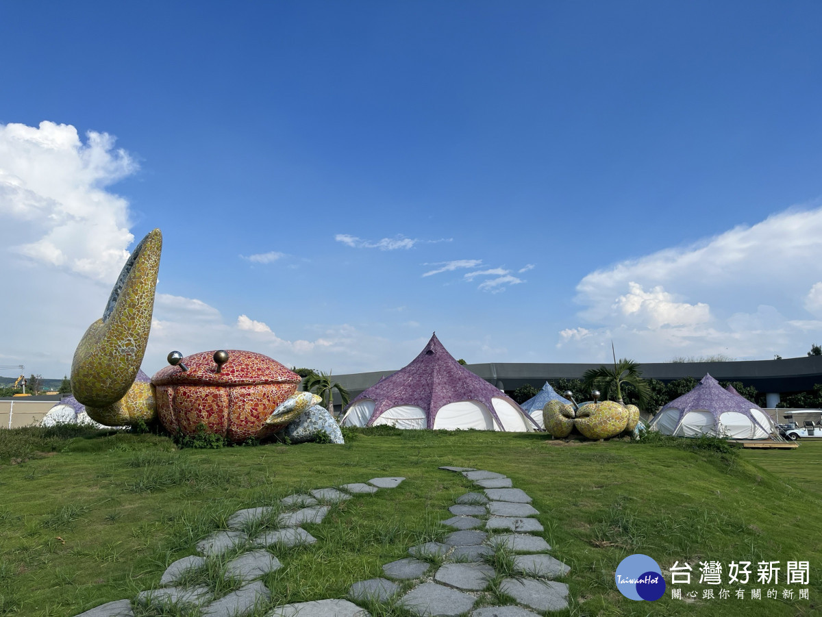 露營場帳篷外觀採藍紫與白色風格呼應高美濕地藍天海景