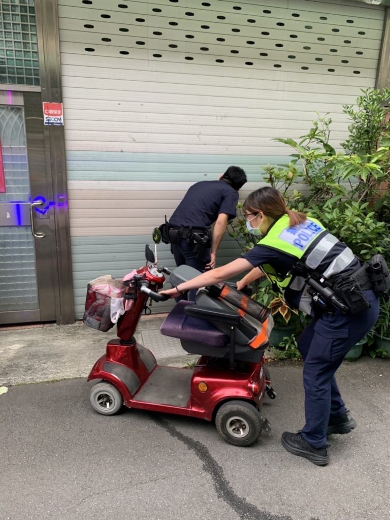 員警推行過程中,經過人車眾多的大街,故採「一人推行、一人戒護」方式以保持安全。