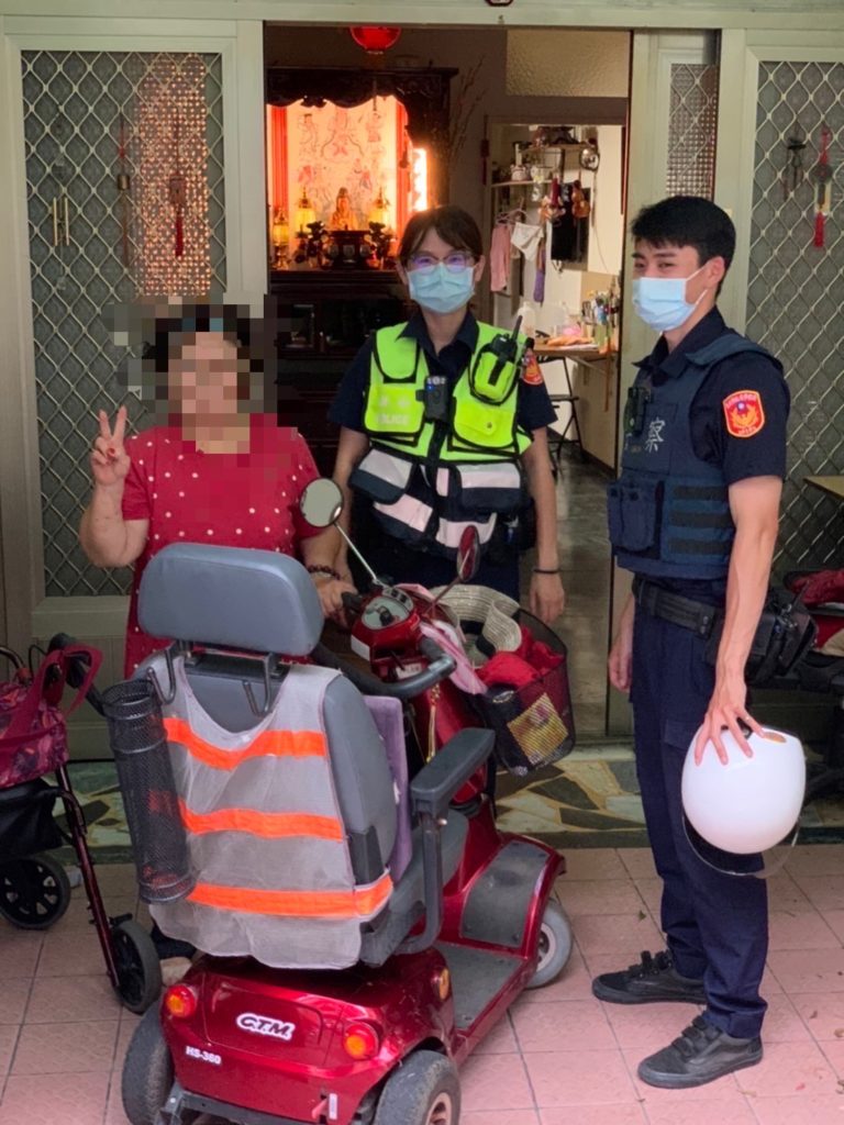 歷經約30分鐘,員警順利推回楊婦住處,楊婦表示相當感激。