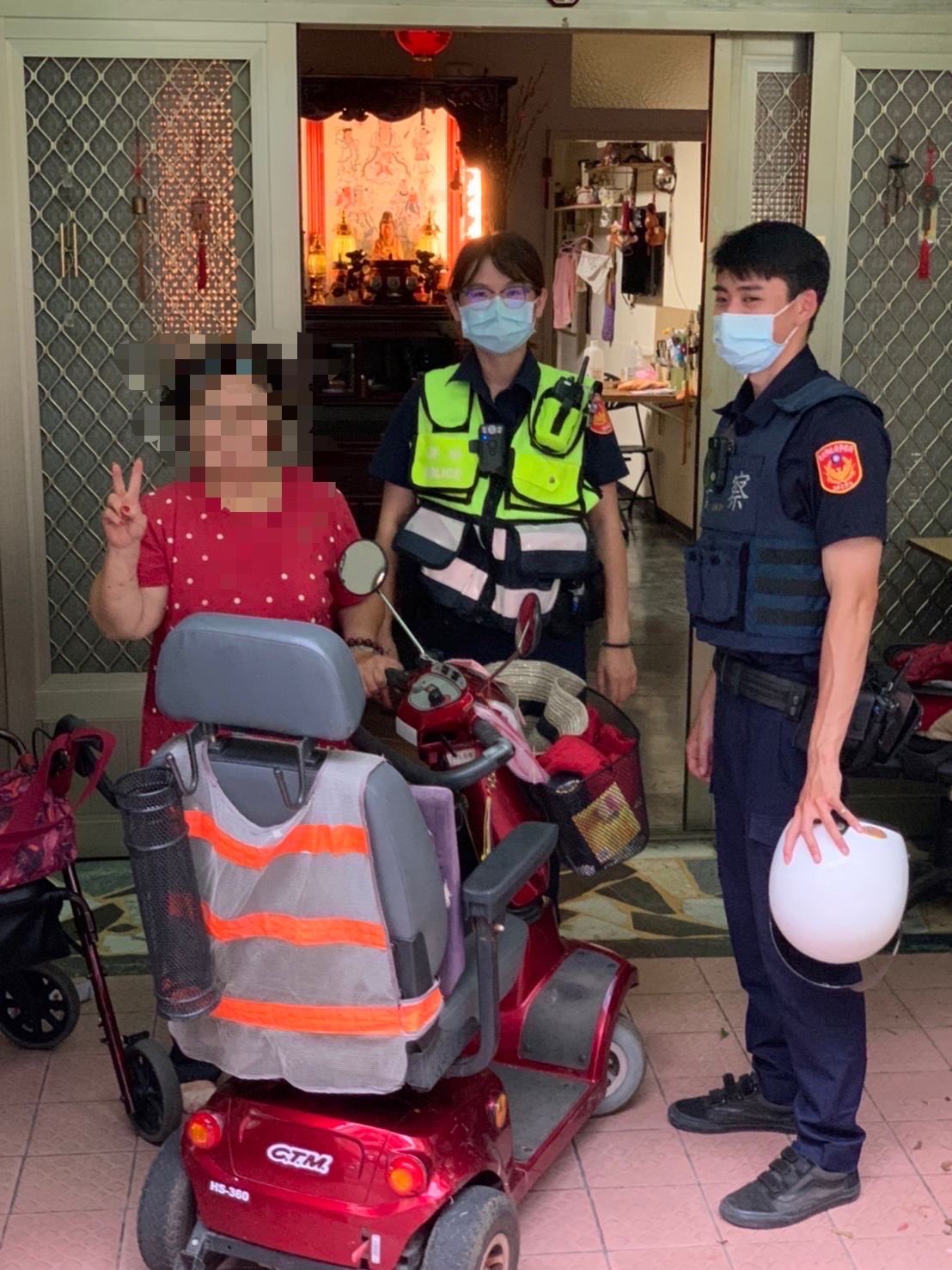 歷經約30分鐘，員警順利推回楊婦住處，楊婦表示相當感激。