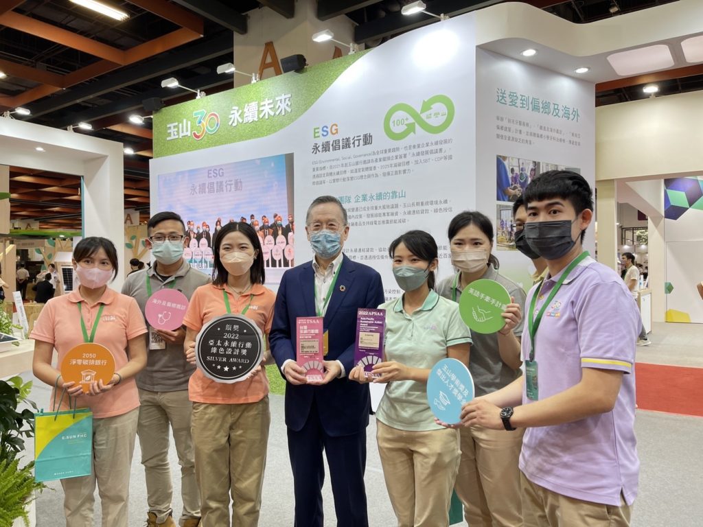 簡又新董事長親自到展場參觀,為永續夥伴加油(玉山金控)