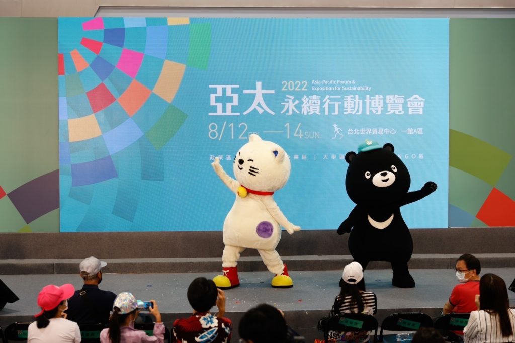 永續行動時間的企業吉祥物吸引民眾目光,有獎問答活動熱烈