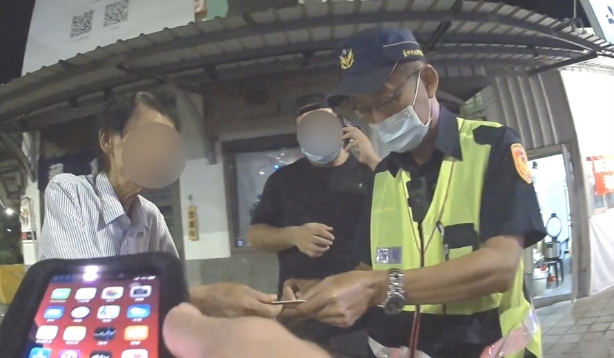 ▲87歲林姓阿公半夜迷路，找上還有燈光的深夜食堂求助 (圖/台中市警察局 提供)