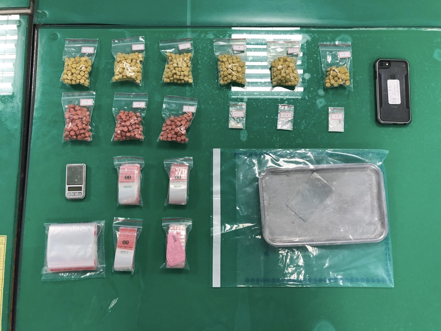 圖:警方起獲第二級毒品MDMA搖頭丸 9包、第三級毒品愷他命3包、電子磅秤等犯罪證物