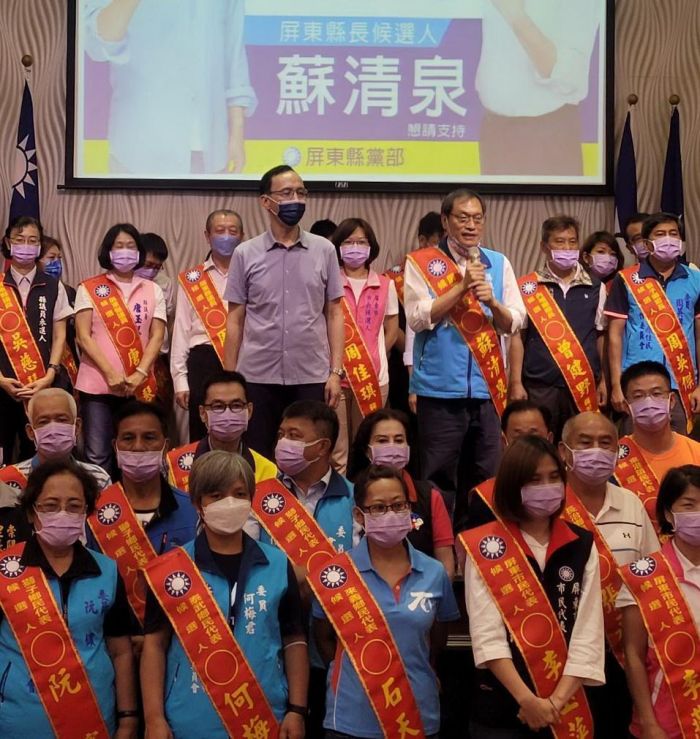 朱立倫南下屏東 為國民黨籍參選人披彩帶授旗