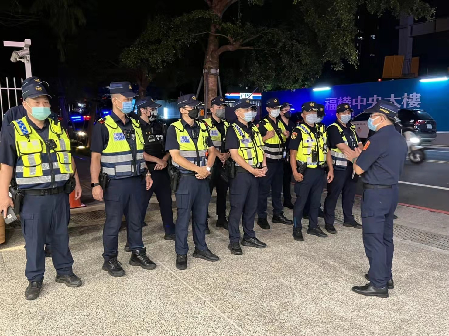 圖片說明:林口警結合環保稽查擇治安要點及重要路口,實施嚴查威力掃蕩。(記者吳萍翻攝)