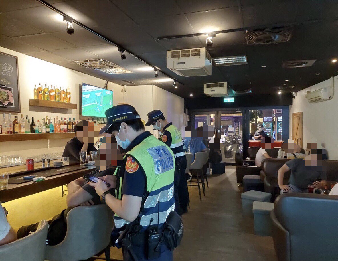圖片說明:中和警臨檢轄區治安熱點。(記者徐煜勝翻攝)