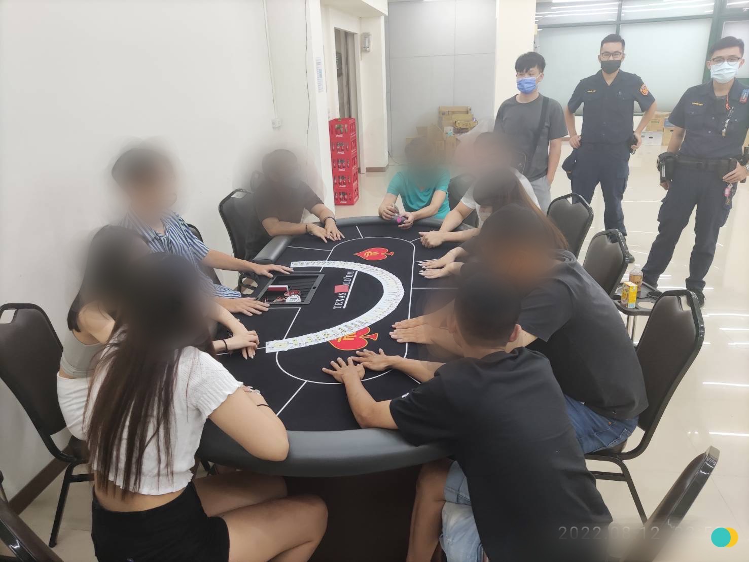 圖片說明:三峽警搗破職業賭場。(記者徐煜勝翻攝)