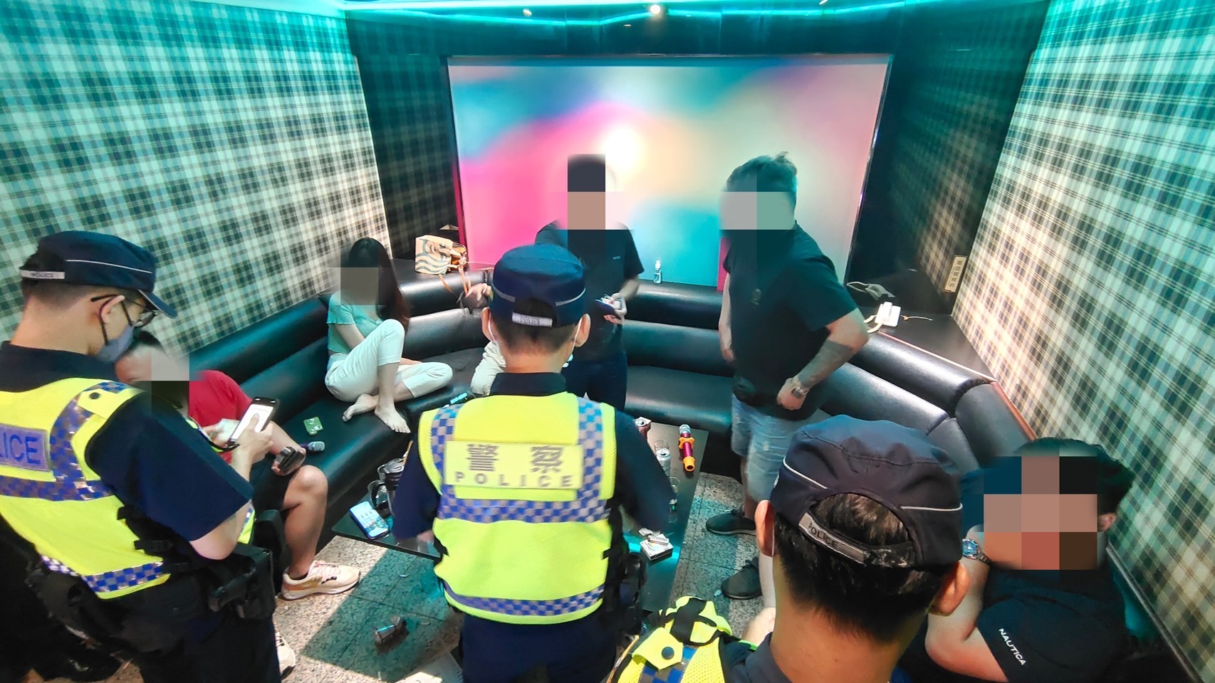 圖片說明:汐止警專案擴大臨檢。(記者徐煜勝翻攝)