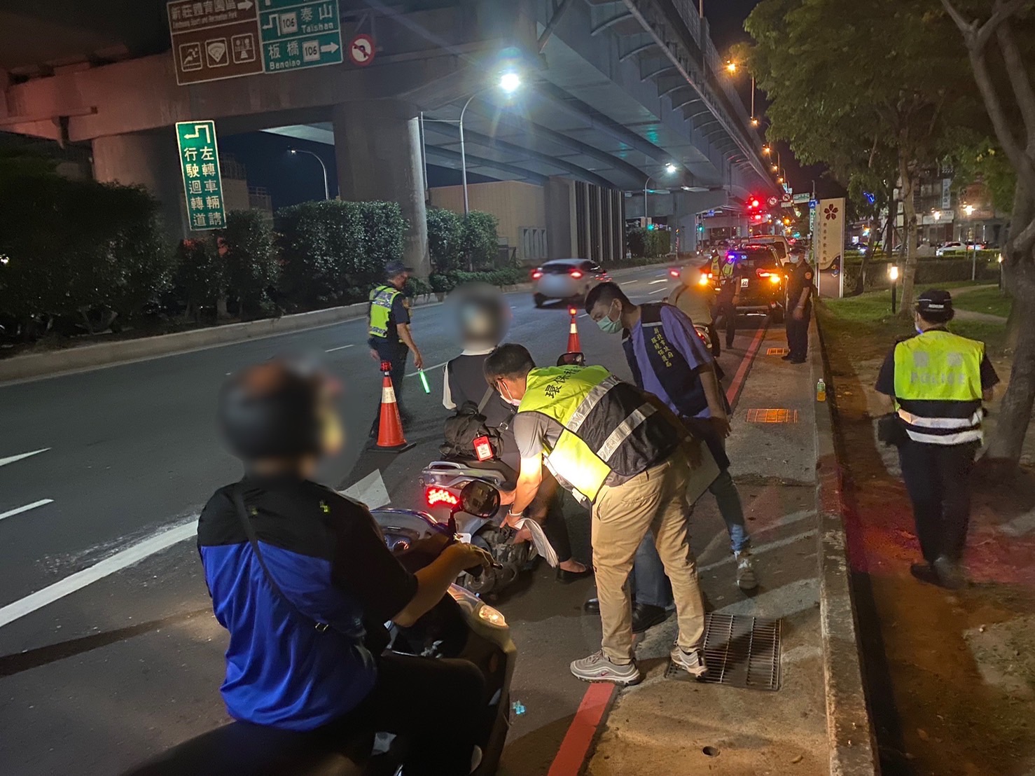 圖片說明:新莊警強力取締吵人噪音車。(記者戴昱弘翻攝)