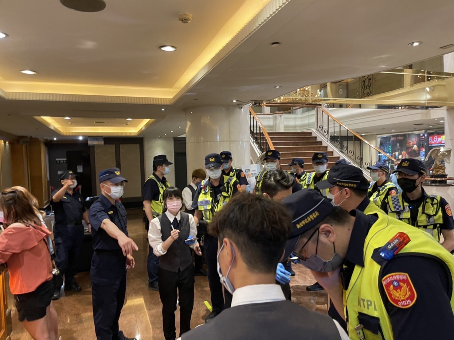 圖片說明:板橋警實施專案擴大臨檢治安熱點。(記者戴昱弘翻攝)