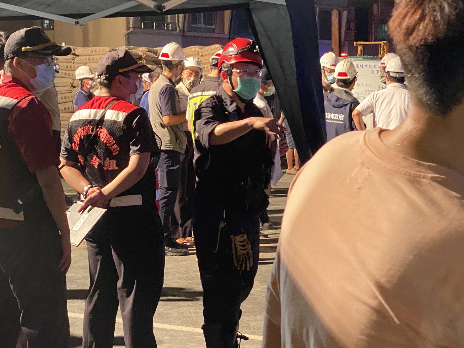 高雄建案工地塌！警消20多分隊急佈水線待命  市長陳其邁到場慰問民眾