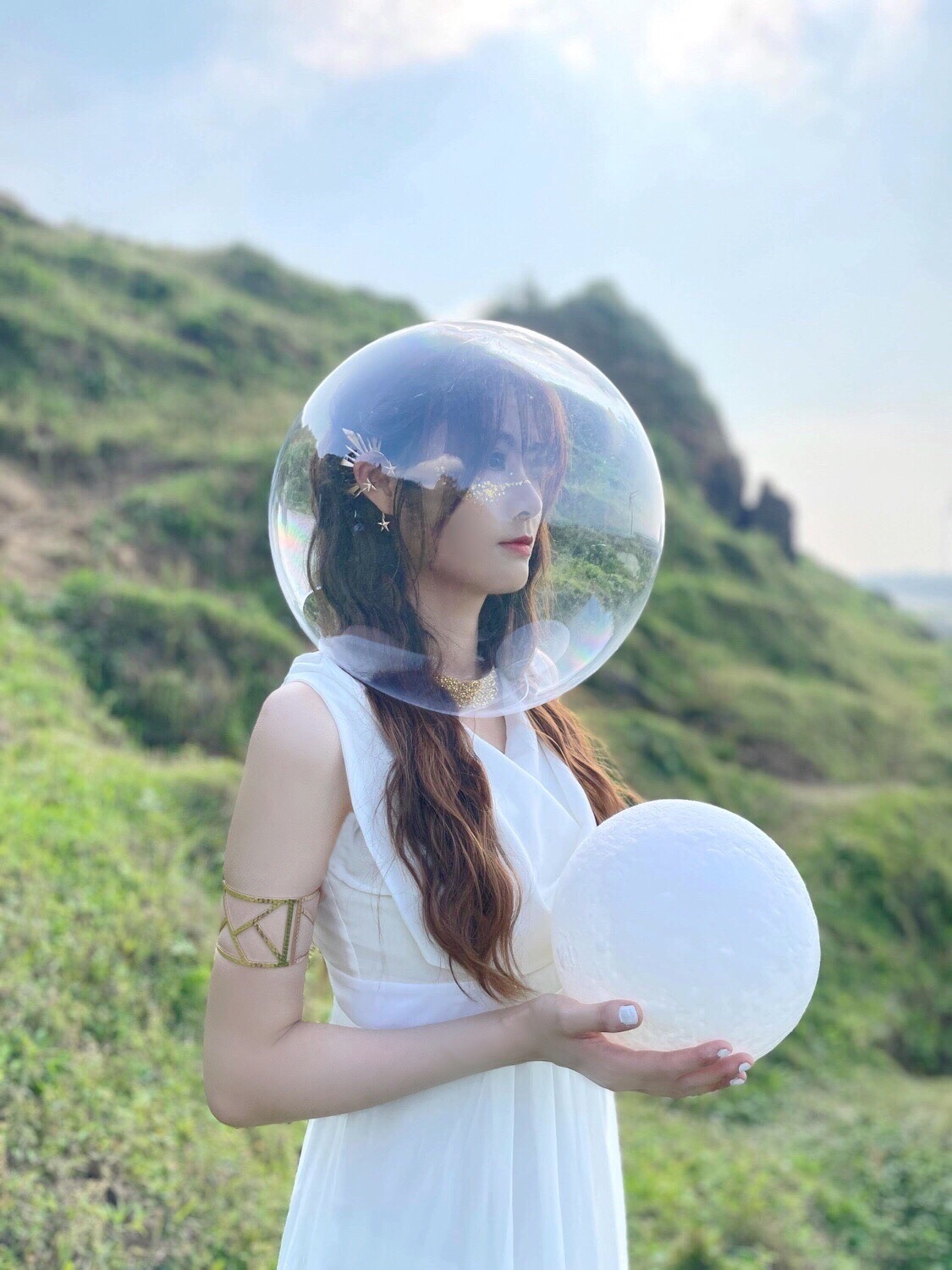 ▲歌手徐小花拍攝新歌《獵戶座》MV訴說敬愛之人的逝去,穿梭兩界,將所愛之人的靈魂帶往獵戶座。(圖/山楂果影像提供)
