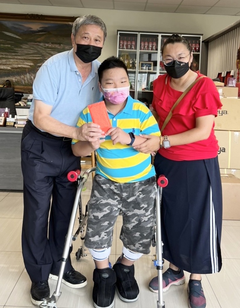 漾新聞|中山國小腦麻畢業生李冠郁捐出總統教育獎獎金助人行善