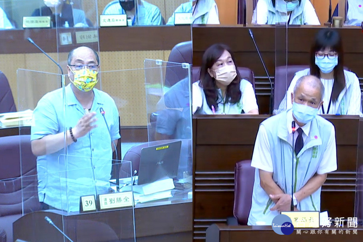 針對桃園市推動農業永續的作法,桃園市議員劉勝全市府農業局長郭承泉。