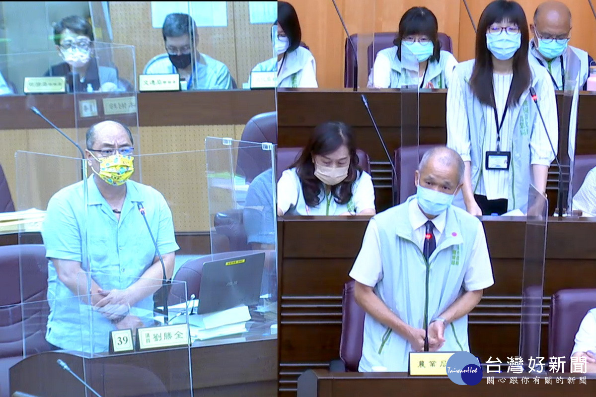 關心桃園市農藥政策如何推動,桃園市議員劉勝全市府農業局長郭承泉。