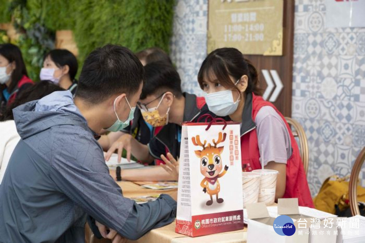 桃園市政府就業職訓服務處積極推動各項就業促進措施，辦理樂齡亮點場徵才活動。