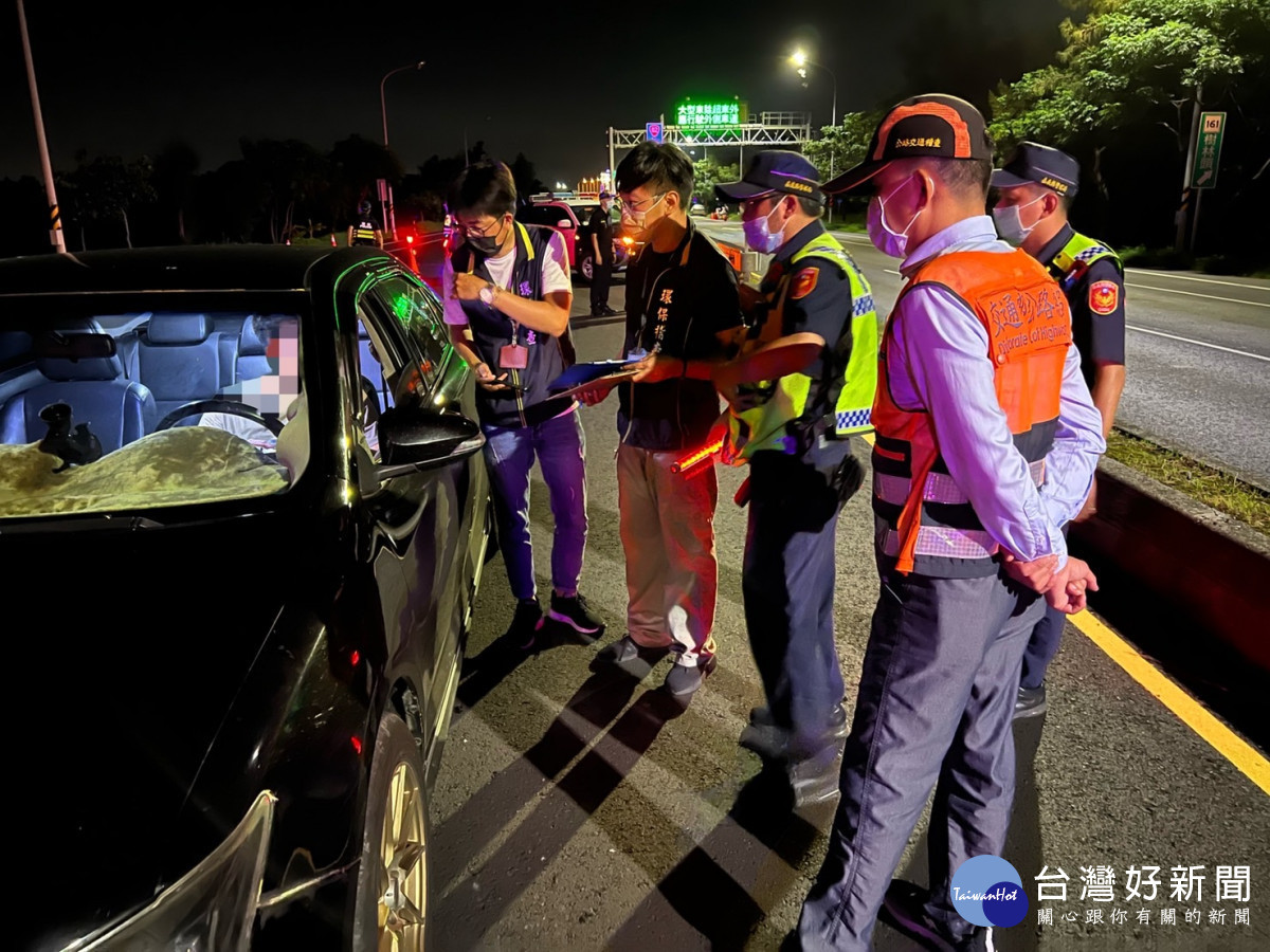 嘉義縣警察局8月13日會同嘉義區監理所、嘉義縣環境保護局，在台1、17、18、61、82線等高噪音熱點路段進行聯合稽查，取締違法改裝及噪音超標車輛／警方提供