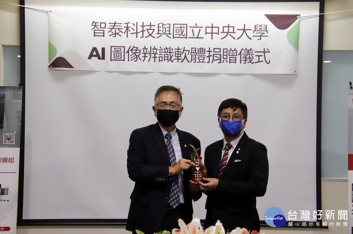 中央大學周景揚校長致贈琉璃給智泰科技董事長許志青,表達感謝之意。