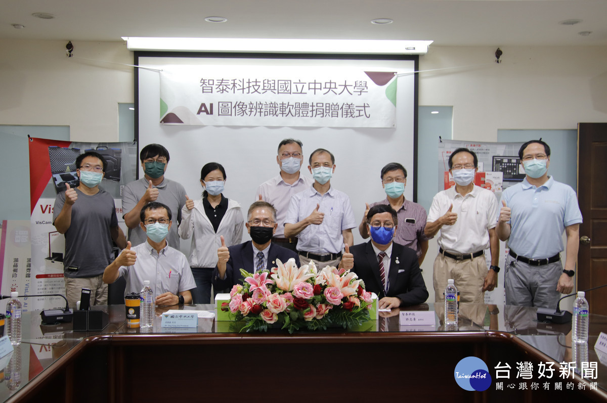 中央大學機械系在李朱育主任(第一排左一)的帶領下,機械系多位師長出席見證這項捐贈儀式。