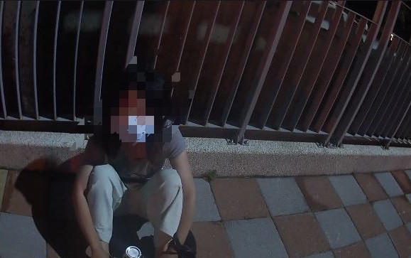 警方抵達現場後,果然發現有一名女子獨坐在人行道,看似精神恍惚,