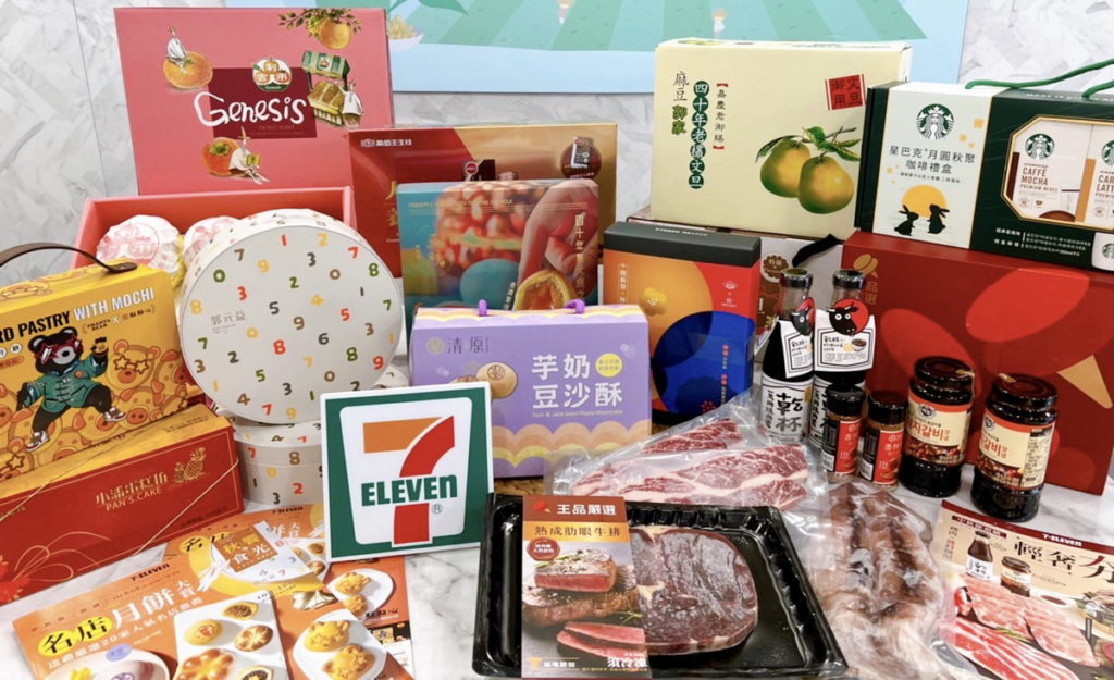 看準中秋節送禮及烤肉商機,7-ELEVEN中秋預購即日起規畫「夯肉趣」及「名店月餅大賞」兩大主題,同步推出在地當季盛產水果禮盒,滿足民眾需求。