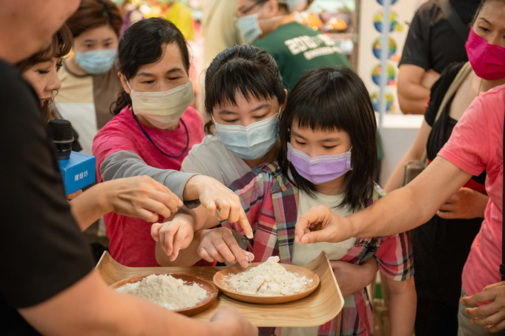 Nakery裸焙坊開幕分享會上消費者現場體驗低糖麵粉的觸感