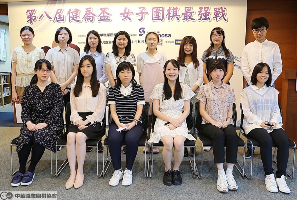 14名參賽選手合影