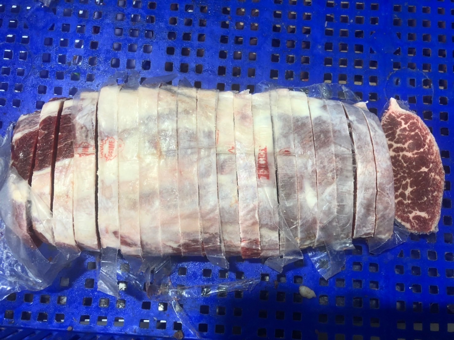 ▲進口肉品跟著原包膜切入，吃多恐影響健康。(圖/民眾提供示意圖)