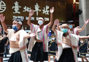羅娜部落布農兒童台北車站快閃演出 首次體驗童玩節