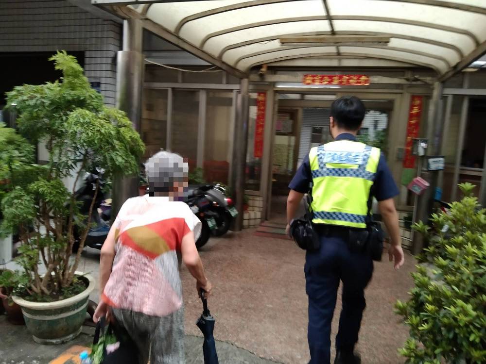 ▲員警熱心載送婦人平安返回大里區益民路住處    (圖/台中霧峰分局 提供)