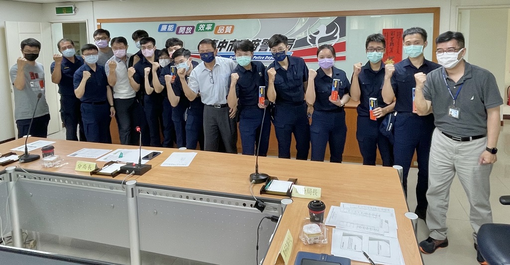 圖片說明:中市警二分局長陳家銘勉勵警大實習生並贈送代表「平安」快篩劑給警大實習生。(記者林㤈輝翻攝)