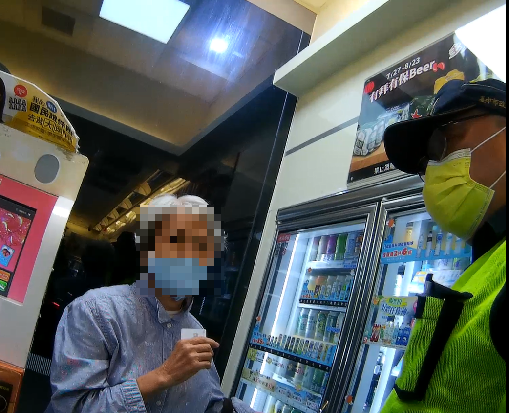圖片說明:中市警四分局南屯派出所成功阻詐保住七旬老嫗近百萬元。(記者謝榮浤翻攝)