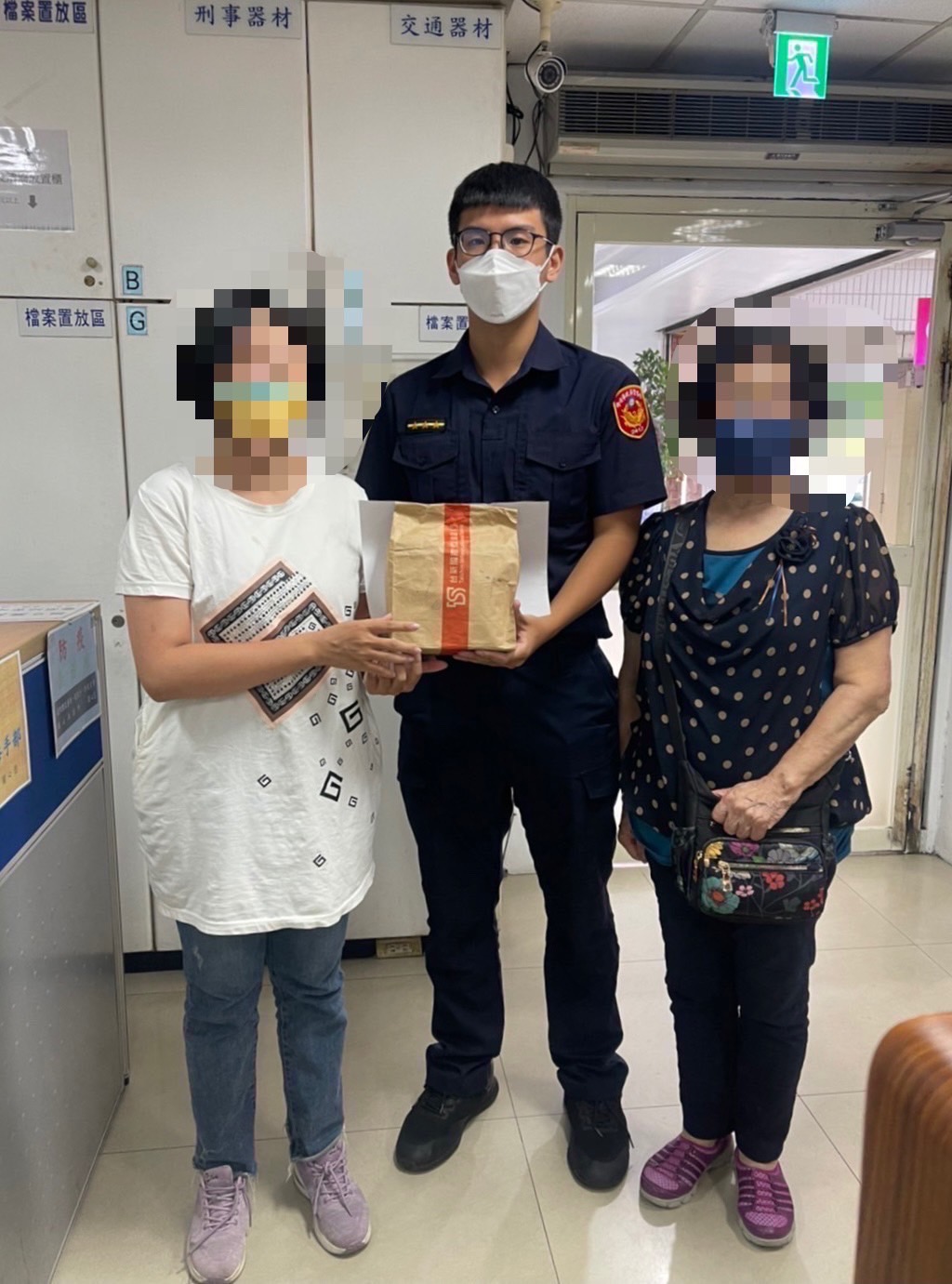 圖片說明:海山暖警助民取回遺失鉅款。(記者戴昱弘翻攝)