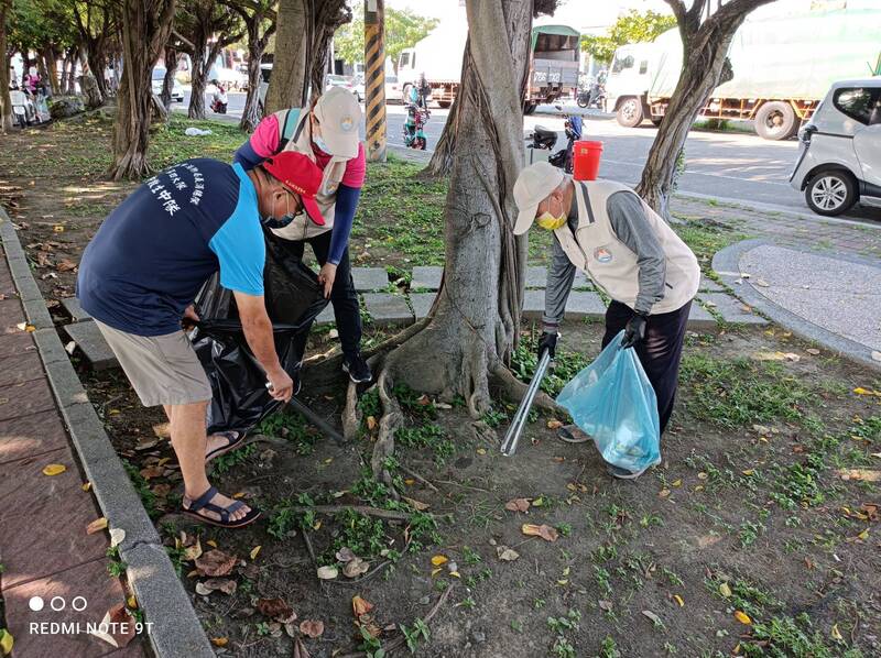 漾新聞|水運會攜手熊讚海岸巡守志工 梓官區竹仔港公園撿拾十大袋垃圾做環保
