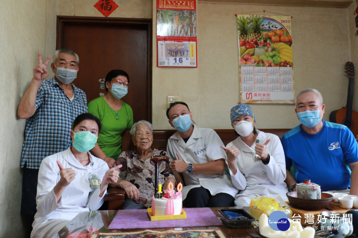 李祥煒主任（右三）率居家醫療團隊為阿嬤（右四）提前慶百歲。