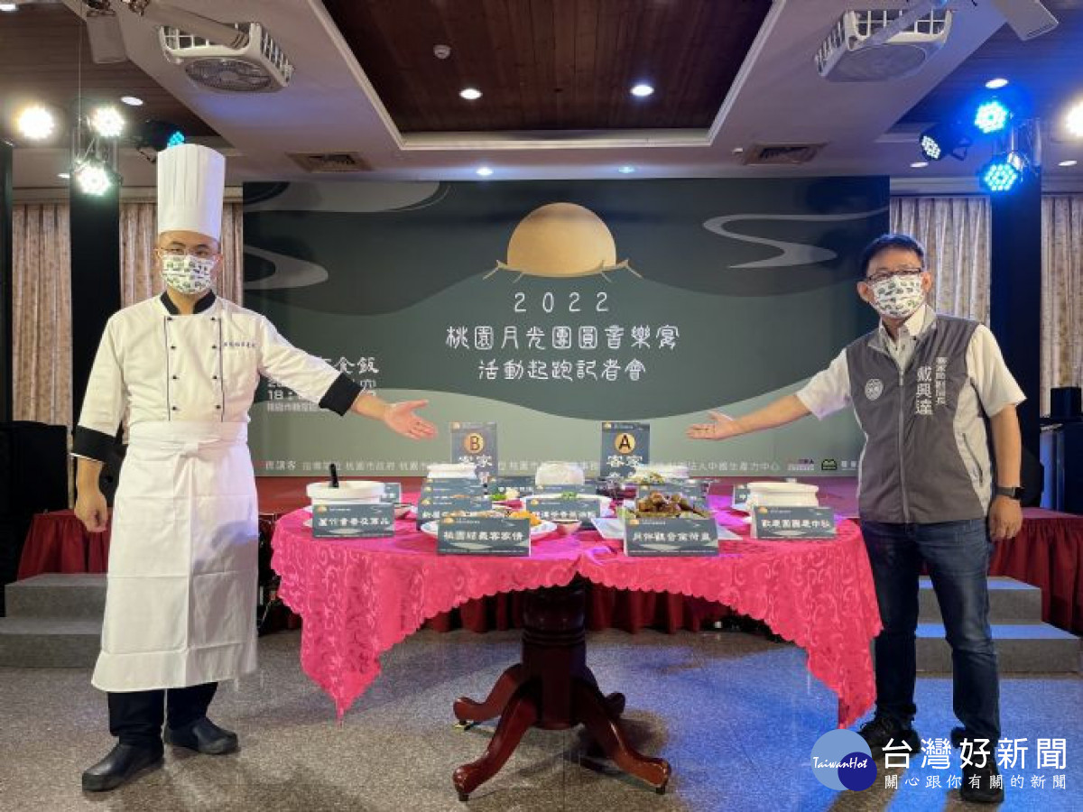 客家局副局長戴興達(右)及尚品雅宴農莊餐廳主廚江文凱(左)介紹全席菜品。<br /><br />