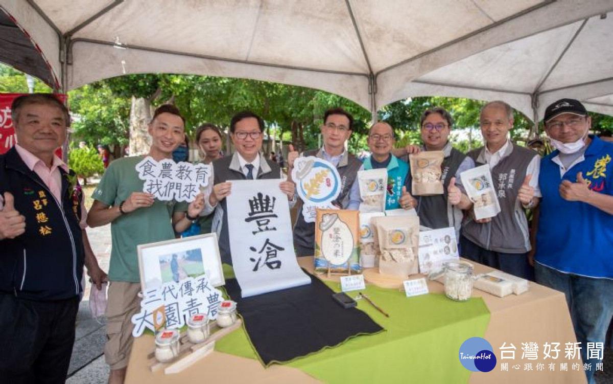 鄭市長至農產攤位支持農友,並受邀請揮毫。<br /><br /> <br /><br />