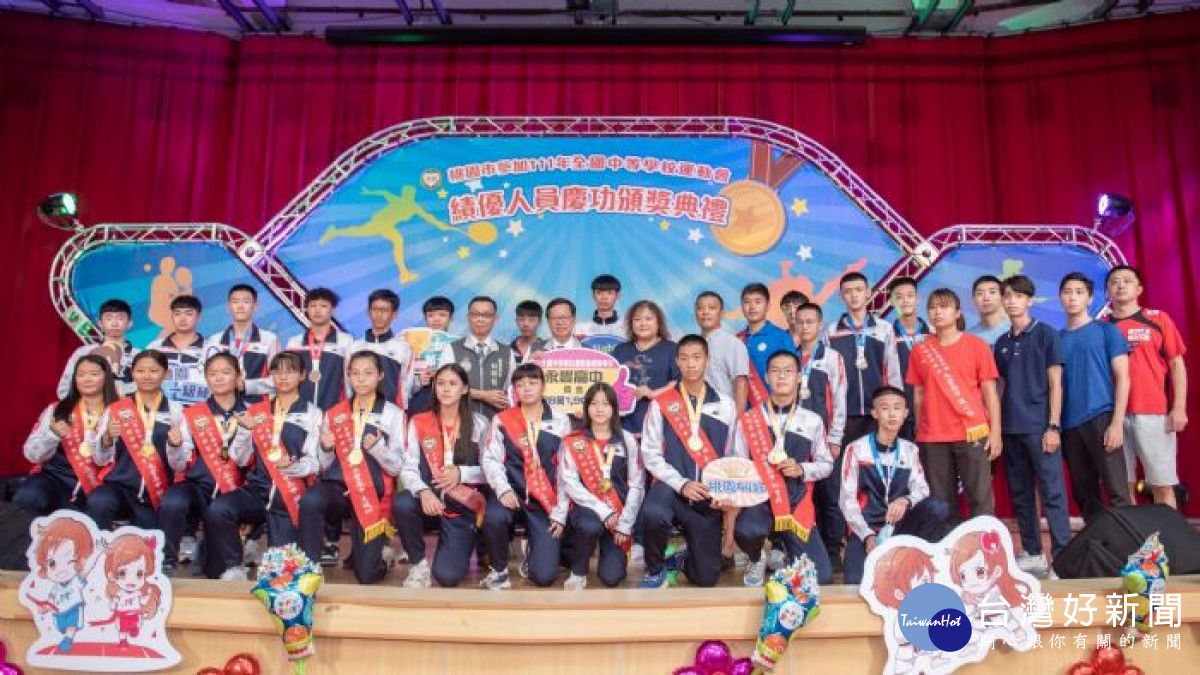 市府將發出總計高達4,572萬700元的獎勵金暨培訓補助金,鄭市長與績優運動選手與隊職員合影。