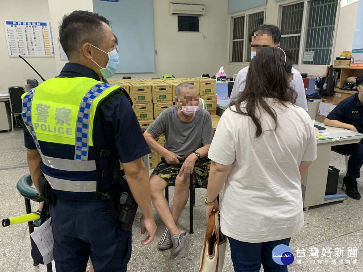家屬及友人遠從新北市趕赴派出所時,不斷地鞠躬致謝。