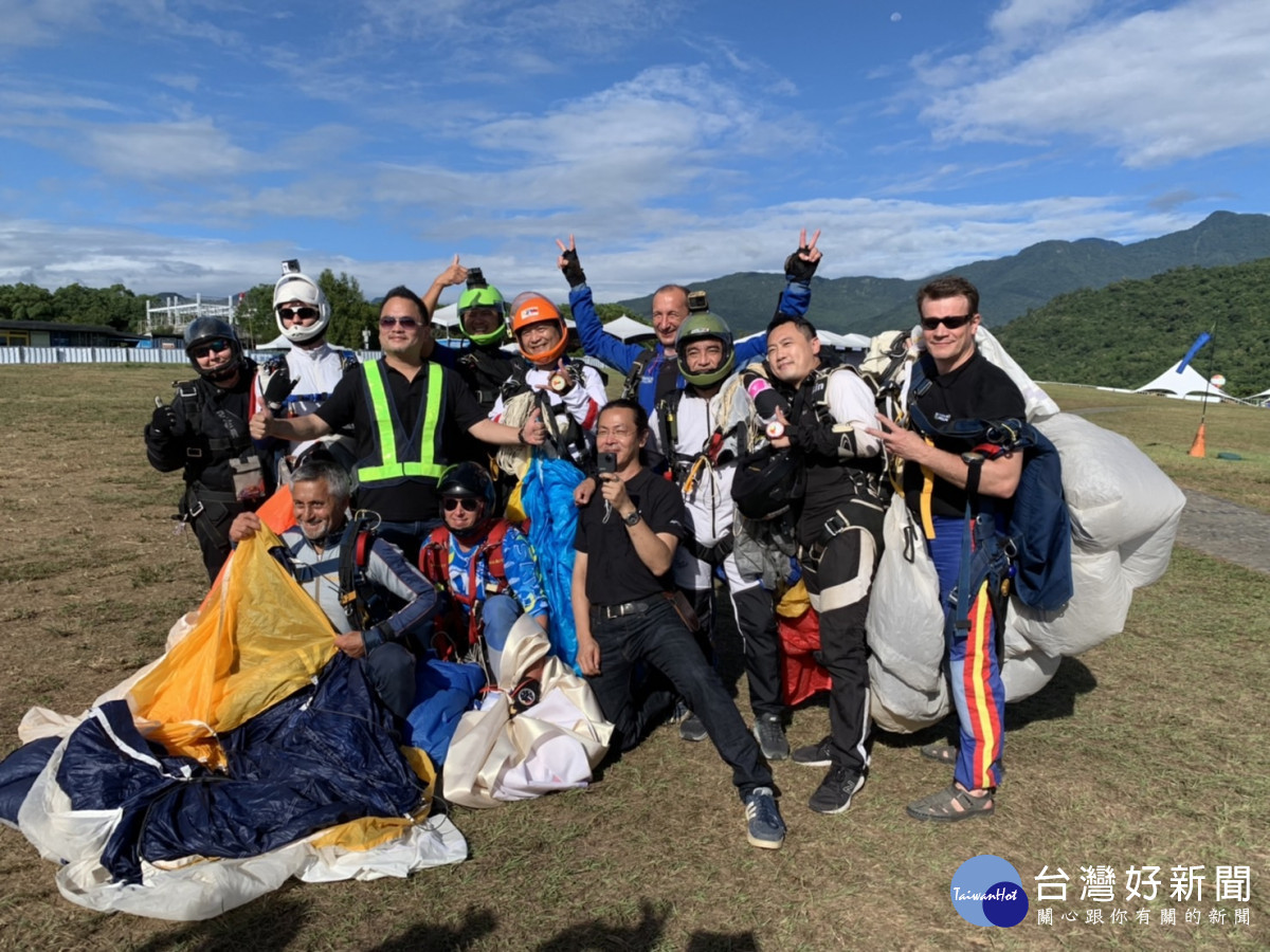 全臺首波高空跳傘表演鹿野高臺登場　饒慶鈴：啟動臺東空域旅遊新里程碑