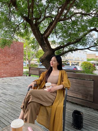 曾之喬最愛穿搭TOP1「微透格紋澎袖長版罩衫」,定價1480元|感性意識 (1).jpg