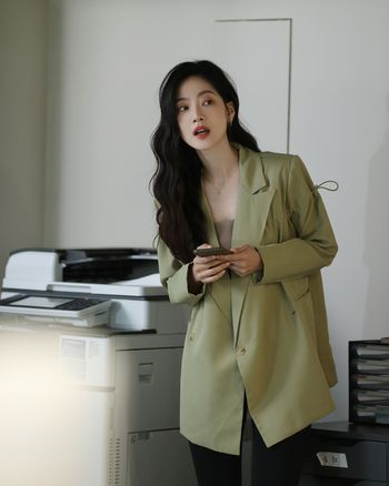 曾之喬最愛穿搭TOP2「Oversize嫩綠抽繩西裝外套」,定價1680元|感性意識 (1).jpg