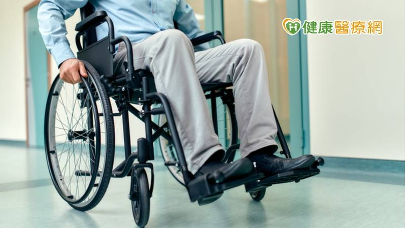 細胞治癒六年脊髓損傷 他已能「走」出希望人生
