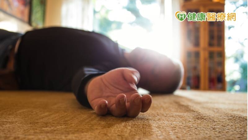 男子酒醉倒地叫不醒 送醫竟是腦出血險送命
