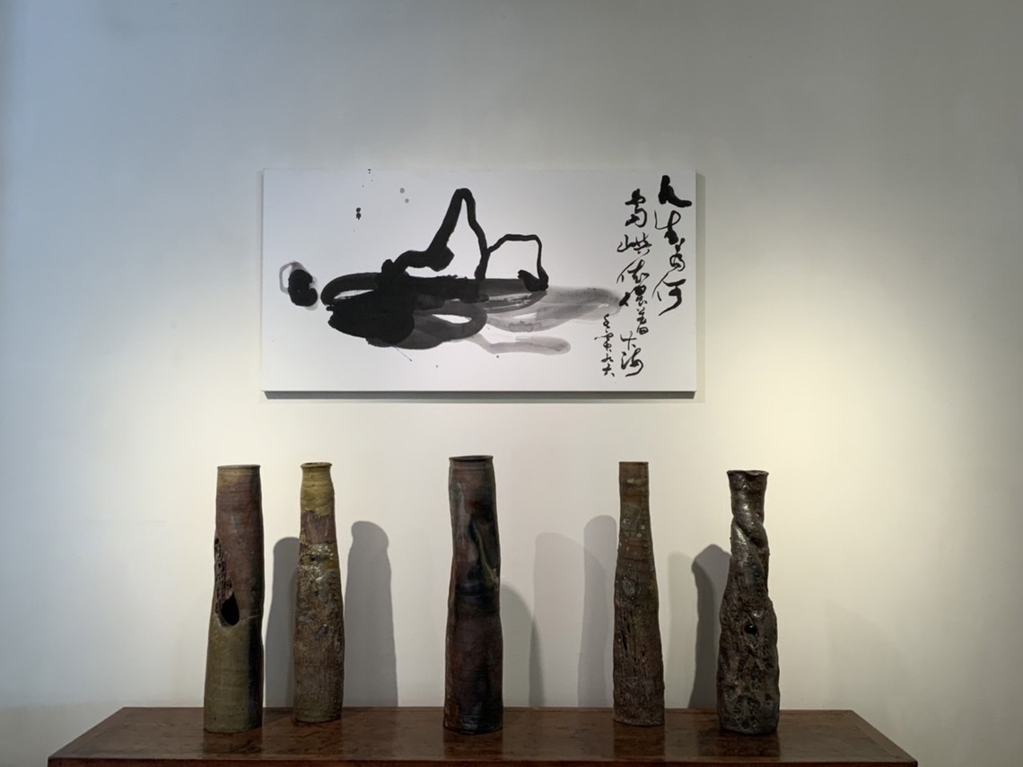 昆水山人陶藝作品,柴燒花器在台南甘樂阿舍美術館展出/波新聞