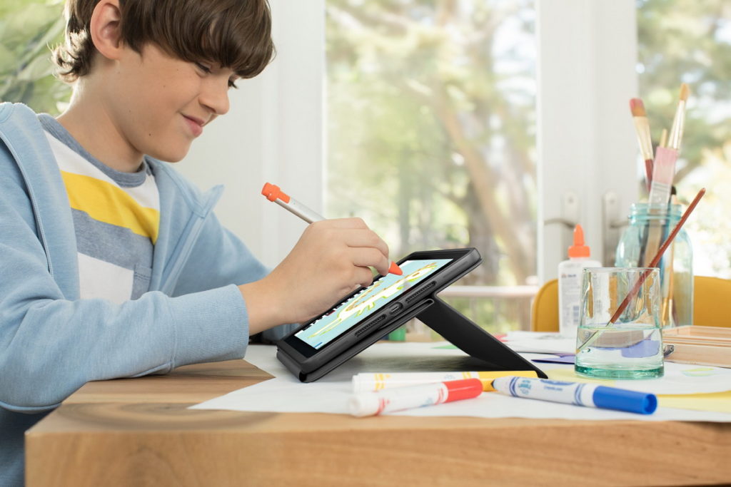 Logitech Crayon iPad數位筆擁有扁平筆身設計,適合孩童的小手,更可防止滾落,加上可承受1.2公尺跌落的設計,讓孩子使用起來毫無負擔。