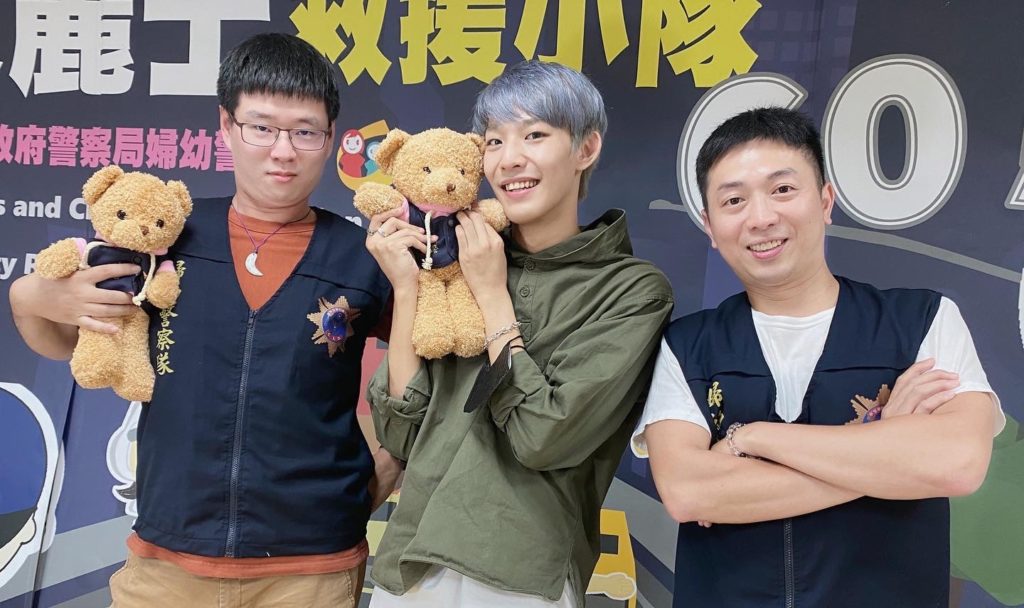 北市警婦幼隊員警與原子少年林煥鈞宣導打工求職安全防範觀念。